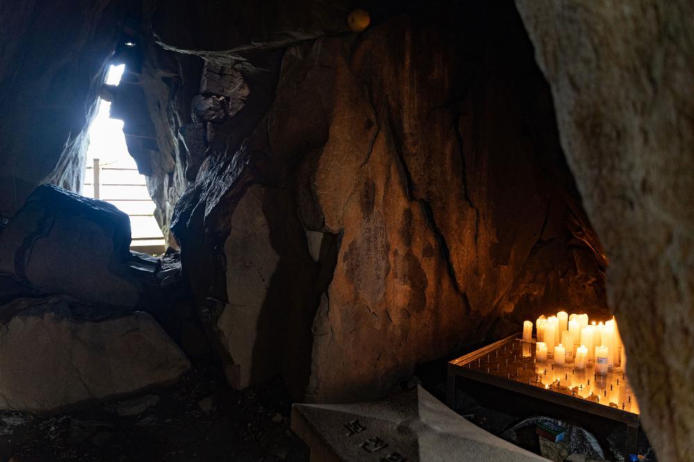 오산사성암 도산굴 안에 켜진 촛불들